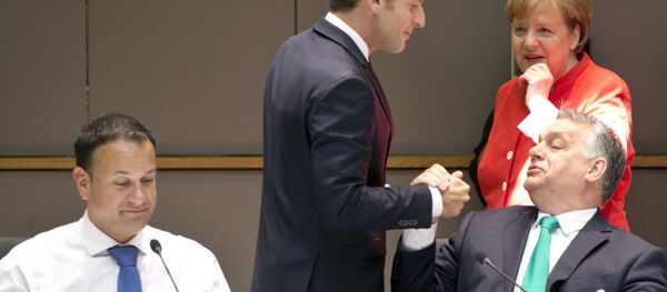 Emmanuel Macron et Viktor Orban à Bruxelles en 2018 - Sputnik Afrique