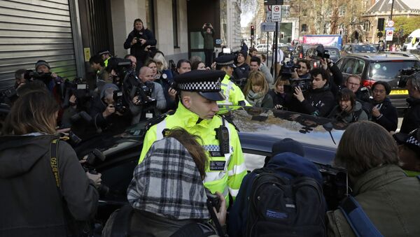 Media waiting for the arrival of WikiLeaks founder Julian Assange swarm around a car that arrives at Westminster magistrates court in London, Thursday, April 11, 2019. - Sputnik Afrique