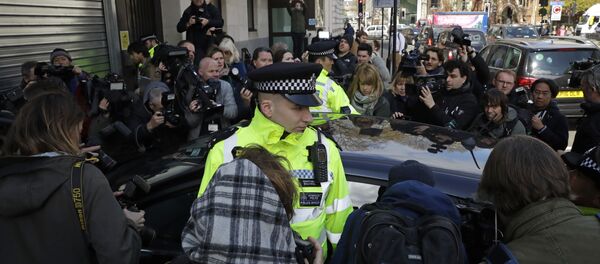 Media waiting for the arrival of WikiLeaks founder Julian Assange swarm around a car that arrives at Westminster magistrates court in London, Thursday, April 11, 2019. - Sputnik Afrique