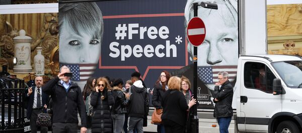 Supporters of WikiLeaks founder Julian Assange gather outside the Ecuadorian Embassy in London on April 5, 2019 - Sputnik Afrique