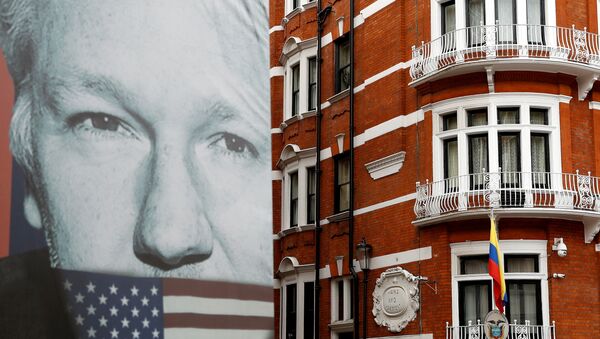 A truck carrying a poster relating to WikiLeaks founder Julian Assange is driven away from the Ecuadorian embassy, where Julian Assange is staying, in London, Britain April 5, 2019 - Sputnik Afrique