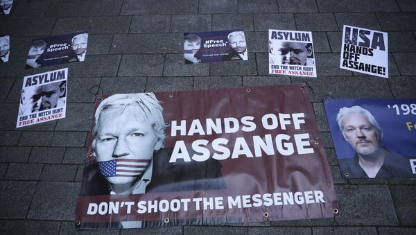 Banners in support of WikiLeaks founder Julian Assange are displayed outside Westminster magistrates court where he was appearing in London, Thursday, April 11, 2019. - Sputnik Afrique