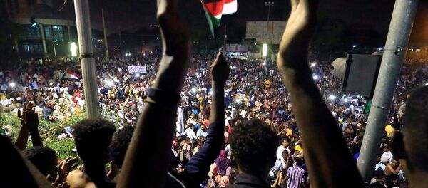 Sudanese demonstrators gather as they attend a protest rally demanding Sudanese President Omar Al-Bashir to step down, outside Defence Ministry in Khartoum, Sudan April 10, 2019 Sudanese demonstrators gather as they attend a protest rally demanding Sudanese President Omar Al-Bashir to step down, outside Defence Ministry in Khartoum, Sudan April 10, 2019 - Sputnik Afrique