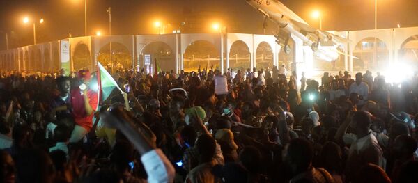 Demonstrators attend a protest rally demanding Sudanese President Omar Al-Bashir to step down outside Defence Ministry in Khartoum, Sudan April 10, 2019. Demonstrators attend a protest rally demanding Sudanese President Omar Al-Bashir to step down outside Defence Ministry in Khartoum, Sudan April 10, 2019. - Sputnik Afrique