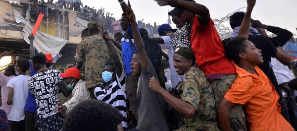 Sudanese demonstrators ride on a military truck as they chant slogans during a protest rally demanding Sudanese President Omar Al-Bashir to step down, outside Defence Ministry in Khartoum, Sudan April 9, 2019 - Sputnik Afrique