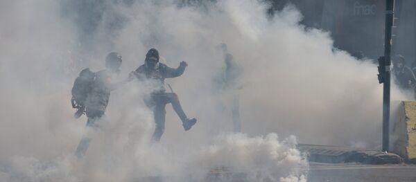 A protester throws back a tear gas canister during a demonstration called by the 'Yellow Vests' (gilets jaunes) movement, on April 13, 2019 in Toulouse. France has been rocked by months of weekly Saturday protests by the yellow vests, which emerged over fuel taxes before snowballing into a broad revolt against the French President. Pascal PAVANI / AFP A protester throws back a tear gas canister during a demonstration called by the 'Yellow Vests' (gilets jaunes) movement, on April 13, 2019 in Toulouse. France has been rocked by months of weekly Saturday protests by the yellow vests, which emerged over fuel taxes before snowballing into a broad revolt against the French President. Pascal PAVANI / AFP - Sputnik Afrique