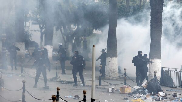 La police fait usage de gaz lacrymogènes à Alger (12 avril 2019) - Sputnik Afrique