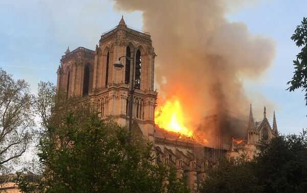 La cathédrale de Notre-Dame de Paris en proie aux flammes - Sputnik Afrique