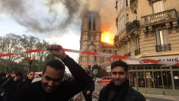 La cathédrale de Notre-Dame de Paris en proie aux flammes  - Sputnik Afrique