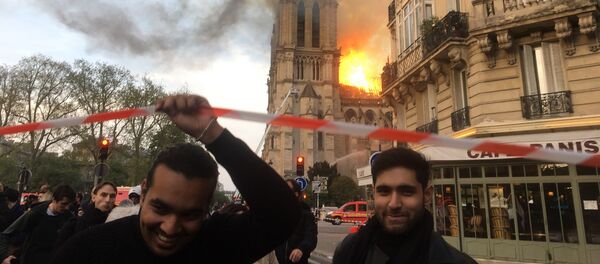 La cathédrale de Notre-Dame de Paris en proie aux flammes - Sputnik Afrique