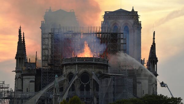 Notre-Dame de Paris en flammes - Sputnik Afrique
