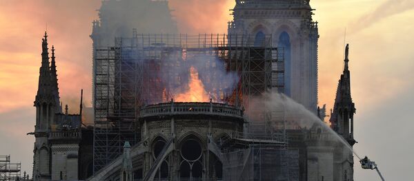 Notre-Dame de Paris en flammes - Sputnik Afrique