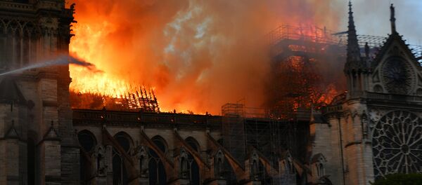 Notre-Dame de Paris en flammes - Sputnik Afrique