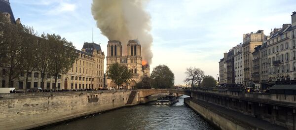 Пожар в соборе Нотр-Дам-де-Пари в Приже, Франция Пожар в соборе Нотр-Дам-де-Пари в Приже, Франция - Sputnik Afrique