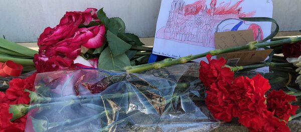 Des Moscovites affluent vers l’ambassade de France pour déposer des fleurs en signe de soutien aux Parisiens - Sputnik Afrique