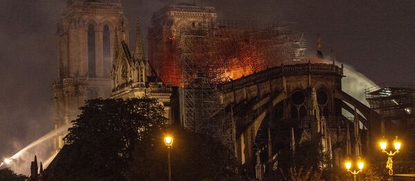Пожар в соборе Парижской Богоматери - Sputnik Afrique