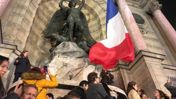 Le lendemain du sinistre dévastateur, Paris rend hommage à la cathédrale Notre-Dame - Sputnik Afrique