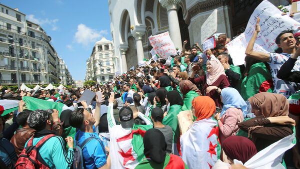 Students take part in a protest seeking the departure of the ruling elite in Algiers - Sputnik Afrique