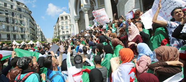 Students take part in a protest seeking the departure of the ruling elite in Algiers - Sputnik Afrique