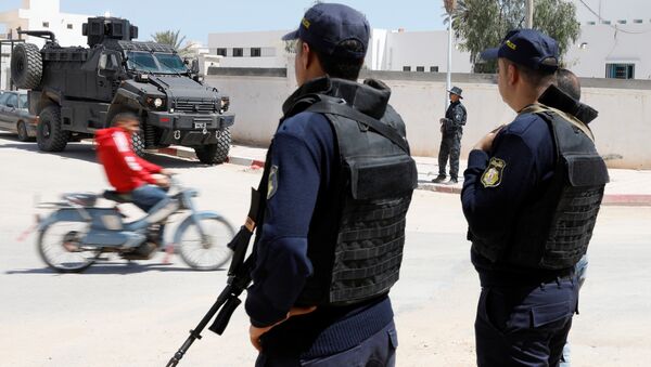 Police officers stand guard in the town of Ben Guerdane, near the Libyan border - Sputnik Afrique