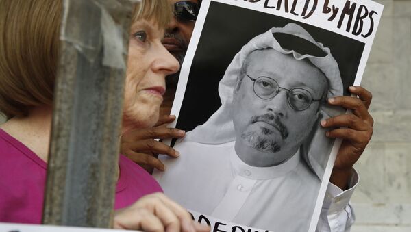 People hold signs during a protest at the Embassy of Saudi Arabia about the disappearance of Saudi journalist Jamal Khashoggi - Sputnik Afrique