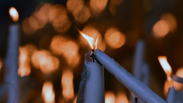 bougies dans l'église - Sputnik Afrique