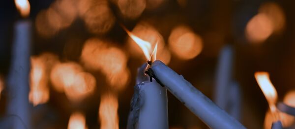 bougies dans l'église - Sputnik Afrique