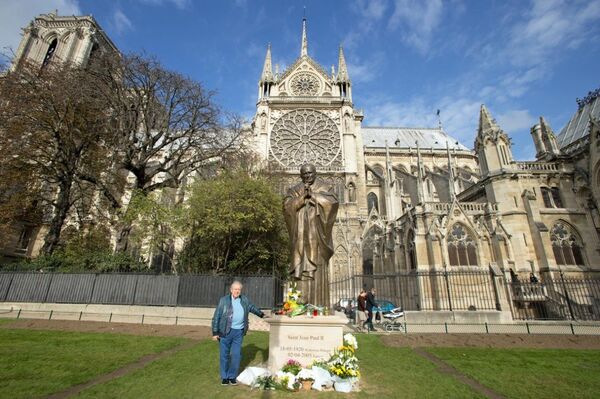 Zourab Tsetereli près de sa statue de Jean-Paul II devant Notre-Dame de Paris - Sputnik Afrique
