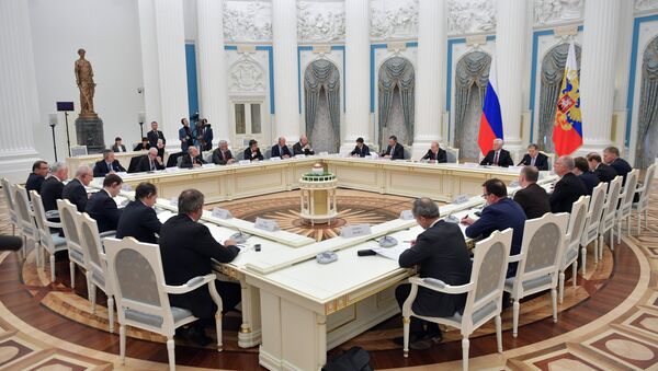 Vladimir Poutine reçoit des hommes d'affaires français, le 18 avril - Sputnik Afrique