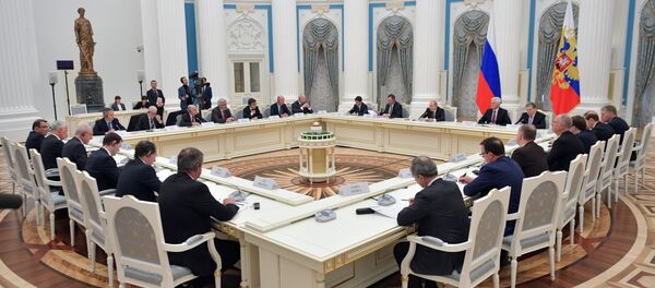 Vladimir Poutine reçoit des hommes d'affaires français, le 18 avril - Sputnik Afrique