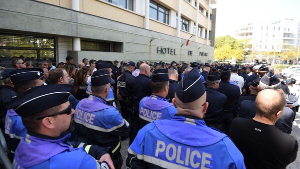 policiers rassemblés le 19 avril dans le silence devant l'hôtel de police de Montpellier où s'est suicidée la veille l'une de leur collègue - Sputnik Afrique