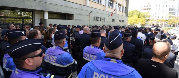 policiers rassemblés le 19 avril dans le silence devant l'hôtel de police de Montpellier où s'est suicidée la veille l'une de leur collègue - Sputnik Afrique