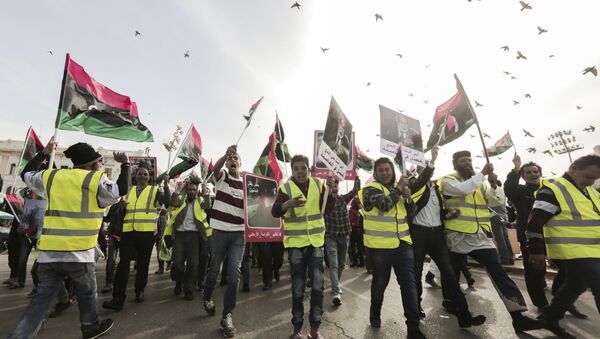 Des manifestants portent des gilets jaunes lors d'une manifestation à Tripoli - Sputnik Afrique