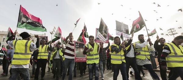 Des manifestants portent des gilets jaunes lors d'une manifestation à Tripoli - Sputnik Afrique