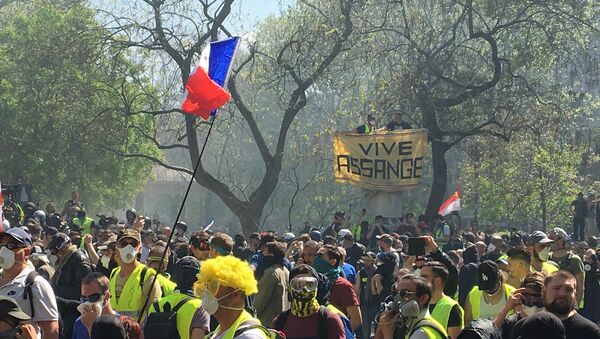 Banderole en soutien à Julian Assange lors de l’acte 23 des Gilets jaunes, le 20 avril, à Paris - Sputnik Afrique