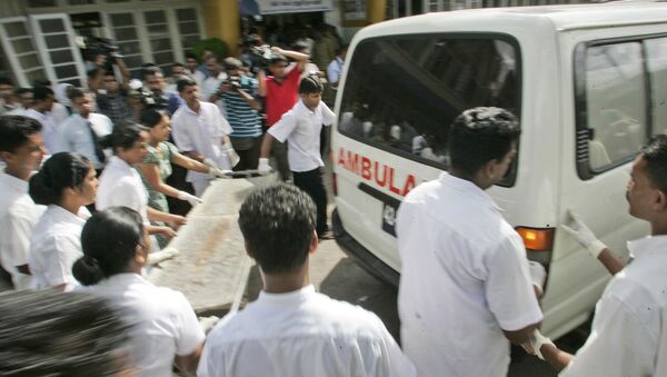 Medical staff gather around an ambulance to receive injured survivors of a bus explosion, at a hospital in Kalubowila, close to Colombo, Sri Lanka, Friday, June 6, 2008. - Sputnik Afrique