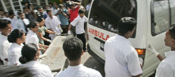 Medical staff gather around an ambulance to receive injured survivors of a bus explosion, at a hospital in Kalubowila, close to Colombo, Sri Lanka, Friday, June 6, 2008. - Sputnik Afrique