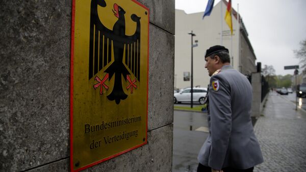 A German forces Bundeswehr officer enters the German Defense Ministry prior to a meeting between Defense Minister Ursula von der Leyen and about 100 top officers in Berlin, Thursday, May 4, 2017.  - Sputnik Afrique