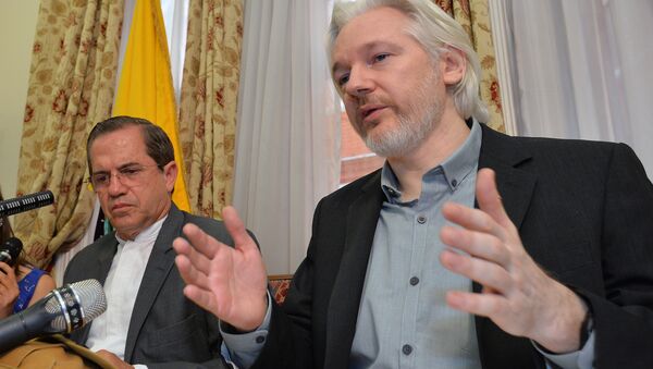Ricardo Patino avec Julian Assange - Sputnik Afrique