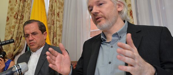 Ricardo Patino avec Julian Assange - Sputnik Afrique