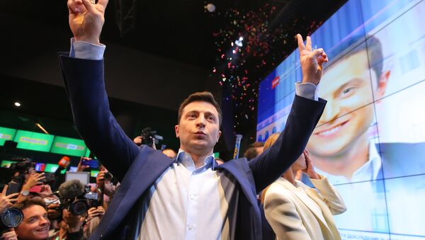Le candidat à la présidentielle ukrainienne Volodymyr Zelensky apprend les premiers résultats partiels du second tour  - Sputnik Afrique