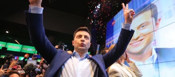Le candidat à la présidentielle ukrainienne Volodymyr Zelensky apprend les premiers résultats partiels du second tour - Sputnik Afrique