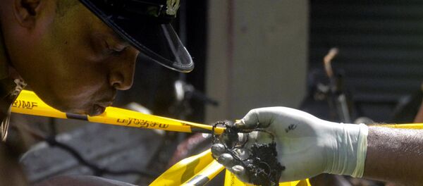 Sri Lankan Crime Division police officers inspect the explosion site at a church in Batticaloa, Sri Lanka April 21, 2019. - Sputnik Afrique