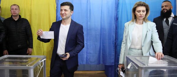 Volodímir Zelenski, candidato a la Presidencia de Ucrania, y su esposa Olena Volodímir Zelenski, candidato a la Presidencia de Ucrania, y su esposa Olena - Sputnik Afrique