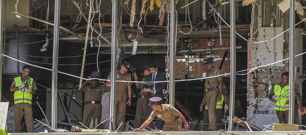 A Sri Lankan Police officer inspects a blast spot at the Shangri-la hotel in Colombo, Sri Lanka, Sunday, April 21, 2019. - Sputnik Afrique
