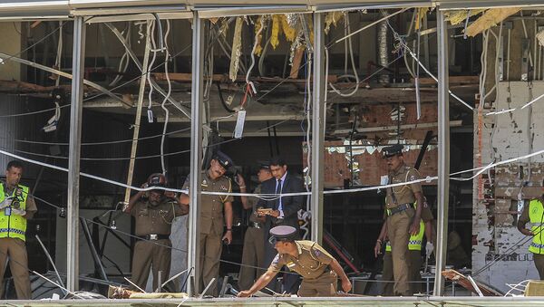 A Sri Lankan Police officer inspects a blast spot at the Shangri-la hotel in Colombo, Sri Lanka, Sunday, April 21, 2019. - Sputnik Afrique