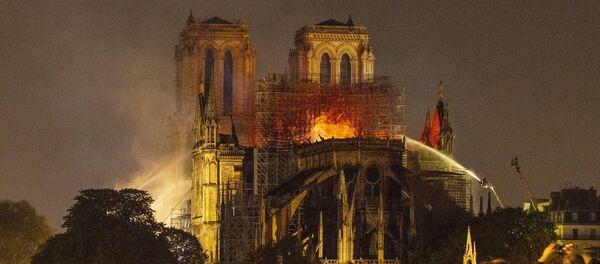 Notre-Dame en flammes - Sputnik Afrique
