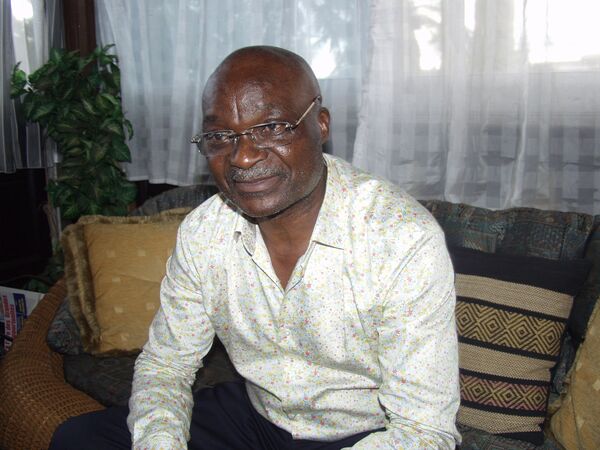 Roger Milla, dans sa résidence de Yaoundé, nous relate avec enthousiasme des anecdotes de sa riche carrière. Roger Milla, dans sa résidence de Yaoundé, nous relate avec enthousiasme des anecdotes de sa riche carrière. - Sputnik Afrique
