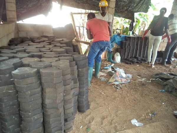Des jeunes de la fondation Cœur d’Afrique à l’œuvre dans l’un des ateliers de fabrication de pavés écologiques. Des jeunes de la fondation Cœur d’Afrique à l’œuvre dans l’un des ateliers de fabrication de pavés écologiques. - Sputnik Afrique