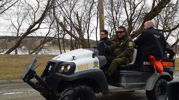 Le député de Beauce-Sud, Samuel Poulin, accompagné d’un agent de la Sûreté du Québec durant la visite d’une zone sinistrée de Sainte-Marie.  - Sputnik Afrique